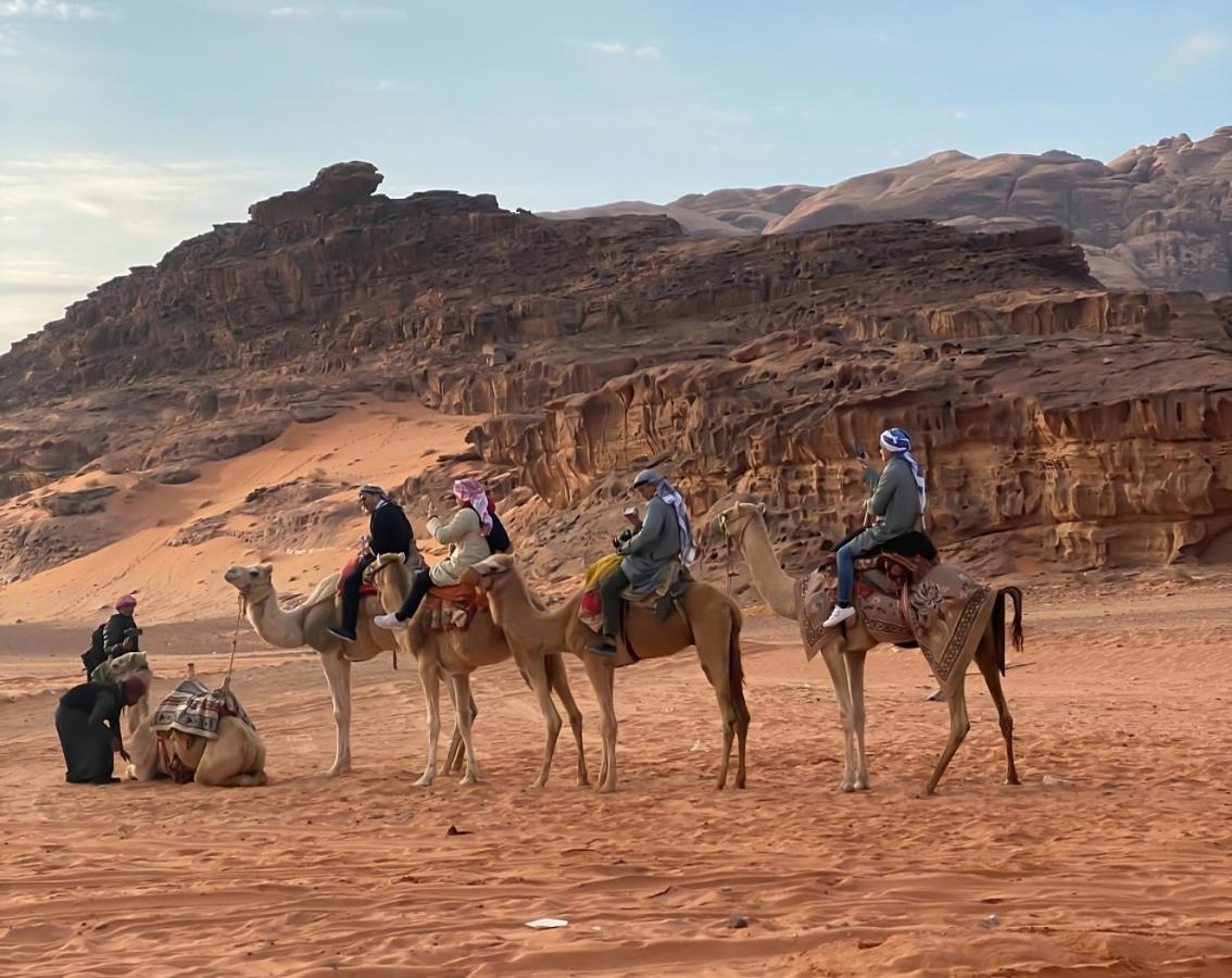 Hôtel مخيم جبل بردى Jabal Burdah Camp à Wadi Rum Extérieur photo