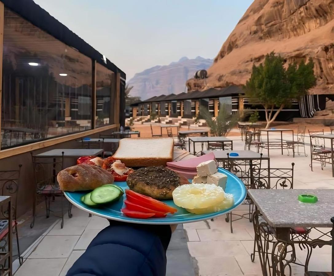 Hôtel مخيم جبل بردى Jabal Burdah Camp à Wadi Rum Extérieur photo